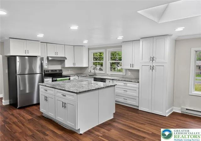 Photo 3 of Single family home for sale at 229 Pocono Blvd, Bushkill, PA 18324 | MLS# 781424 | Listing updated on 2026-07-24