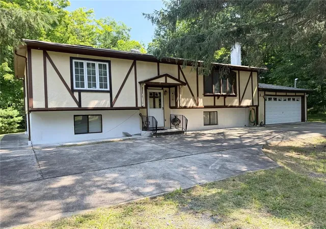 Photo 2 of Single family home for sale at 1108 Mink Ct N, Bushkill, PA 18324 | MLS# 779792 | Listing updated on 2026-08-27