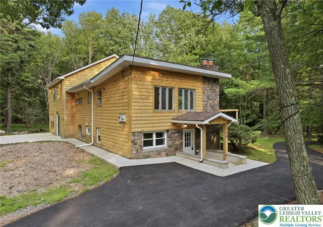3rd image of 158 Pineknoll Dr, Lake Harmony, PA 18624 | MLS# 781462