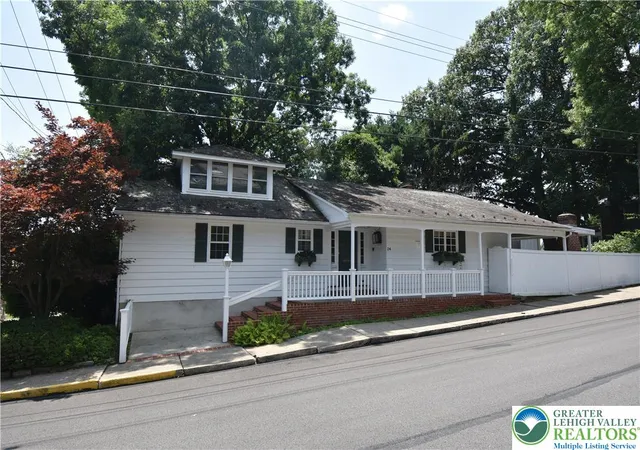 Photo 2 of Single family home for sale at 24 E Plainfield Ave, Pen Argyl, PA 18072 | MLS# 781265 | Listing updated on 2026-08-03