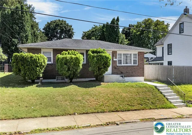 2nd image of 332 Lincoln St, Easton, PA 18042 | MLS# 781517