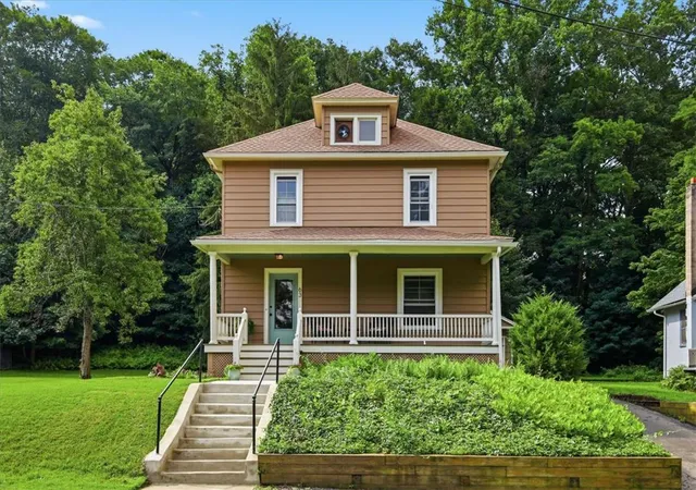 3rd image of 63 Oak St, Delaware Water Gap, PA 18327 | MLS# 781540