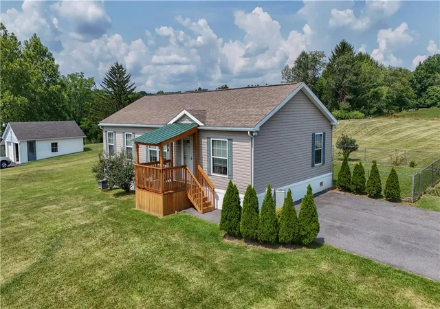 2nd image of 4452 W Mountain View Dr, Walnutport, PA 18088 | MLS# 781671
