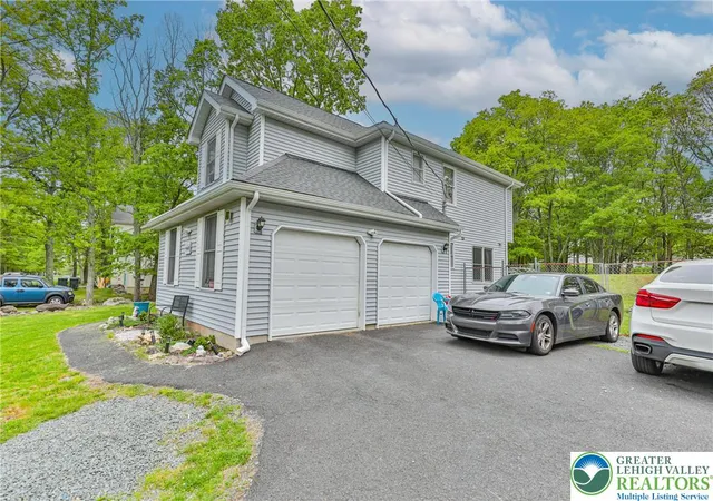 Photo 3 of Single family home for sale at 4608 W Pine Ridge Dr, Bushkill, PA 18324 | MLS# 781849 | Listing updated on 2026-07-31