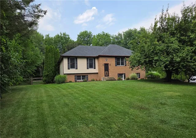 Photo 2 of Single family home for sale at 3733 Viewpoint Ct, Slatington, PA 18080 | MLS# 781794 | Listing updated on 2026-08-03