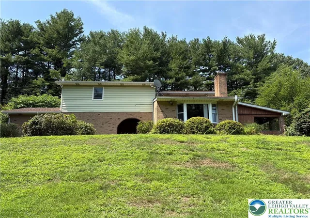 Photo 1 of Single family home for sale at 575 N Hokendauqua Dr, Bath, PA 18014 | MLS# 781766 | Listing updated on 2026-08-02