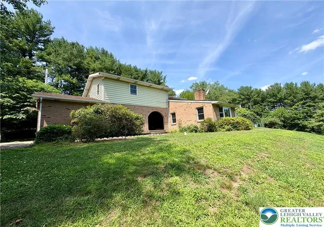 Photo 2 of Single family home for sale at 575 N Hokendauqua Dr, Bath, PA 18014 | MLS# 781766 | Listing updated on 2026-08-02