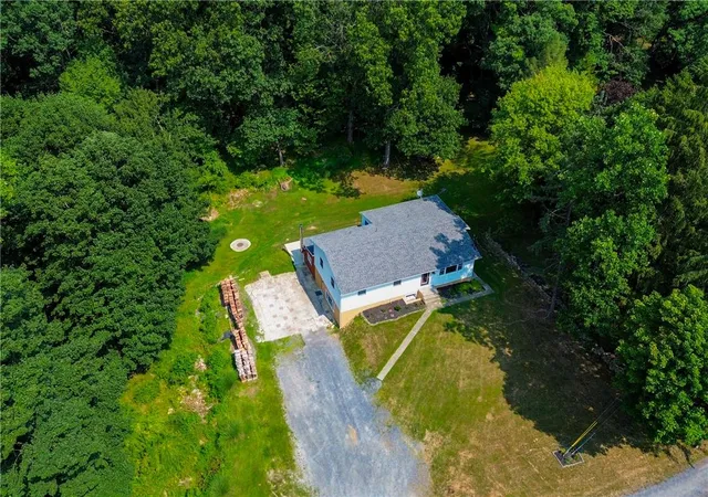 3rd image of 50 Mountain Top Dr, Easton, PA 18042 | MLS# 781878