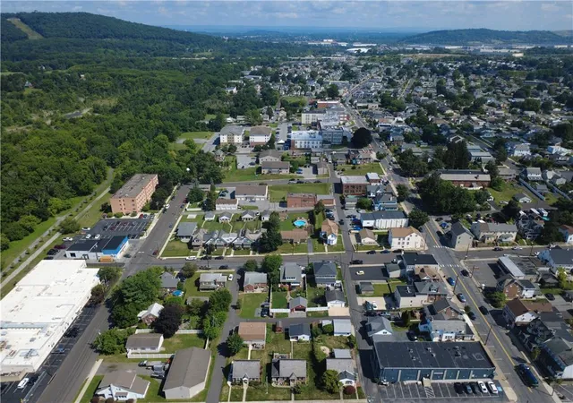 44th image of 824 Main St, Hellertown, PA 18055 | MLS# 782196