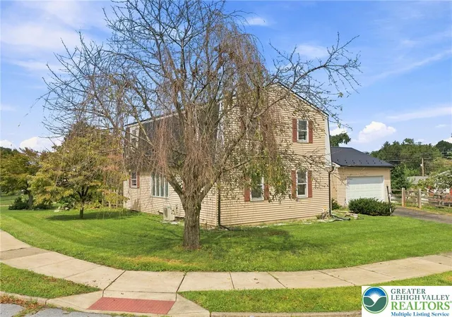 Photo 5 of Single family home for sale at 493 Forrest Ave, Bethlehem, PA 18017 | MLS# 780937 | Listing updated on 2026-09-01