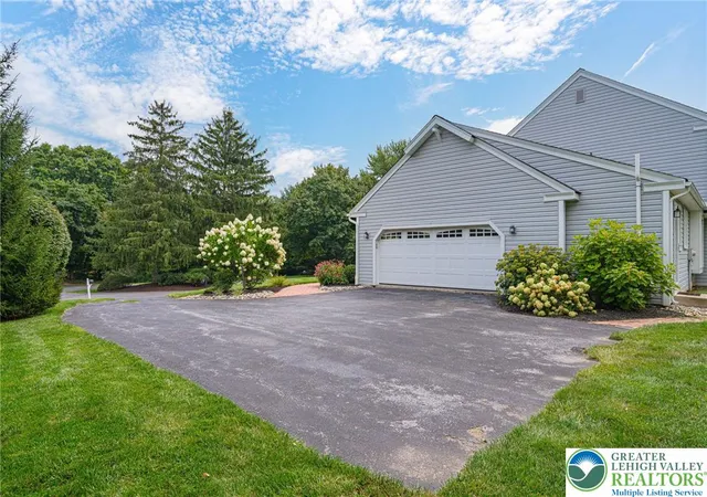 Photo 4 of Single family home for sale at 2568 Millbrook Dr, Emmaus, PA 18049 | MLS# 783033 | Listing updated on 2026-08-27