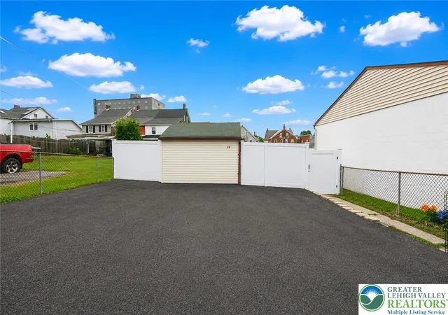 Photo 4 of Sale Pending at 124 E Greenwich St, Bethlehem, PA 18018 | MLS# 783148 | Listing updated on 2026-08-28