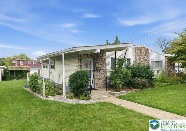 Photo 3 of Sale Pending at 736 N Saint Lucas St, Allentown City, PA 18104 | MLS# 783274 | Listing updated on 2026-08-29