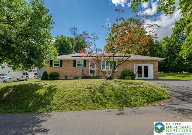 Photo 3 of Sale Pending at 402 Maple St, Roseto Boro, PA 18013 | MLS# 783401 | Listing updated on 2026-09-01
