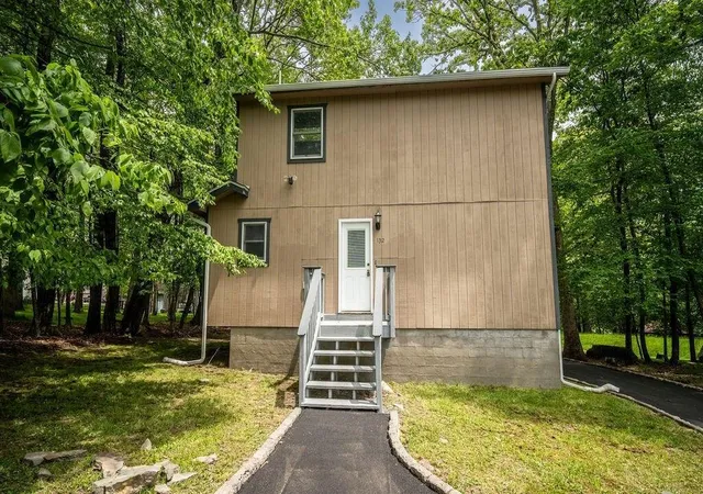 Photo 2 of Single family home for sale at 132 Cottonwood Ct, Milford, PA 18337 | MLS# 783433 | Listing updated on 2026-09-01