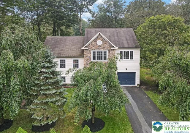 Photo 3 of Single family home for sale at 2704 Starlight Ter, Coolbaugh Twp, PA 18466 | MLS# 783581 | Listing updated on 2026-08-29