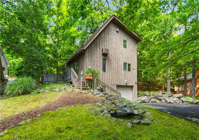 Photo 1 of Single family home for sale at 424 Saunders Dr, Bushkill, PA 18324 | MLS# 783560 | Listing updated on 2026-09-01