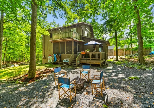 Photo 2 of Single family home for sale at 424 Saunders Dr, Bushkill, PA 18324 | MLS# 783560 | Listing updated on 2026-09-01