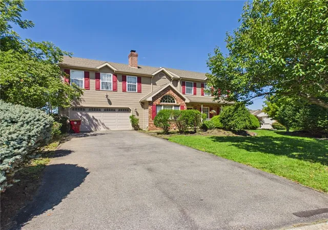 Photo 2 of Single family home for sale at 905 Cornwallis Dr, Easton, PA 18040 | MLS# 783678 | Listing updated on 2026-10-11