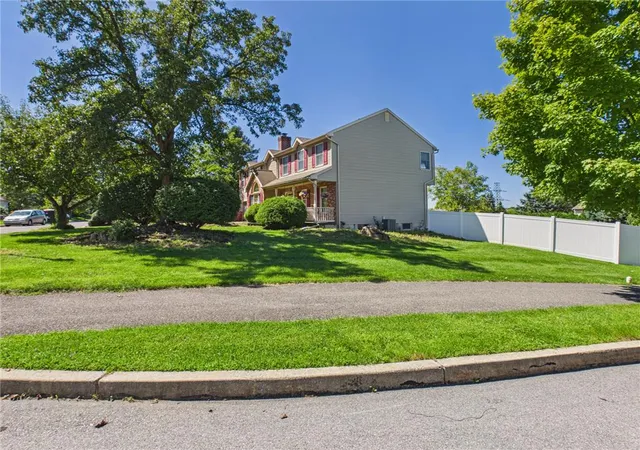 Photo 3 of Single family home for sale at 905 Cornwallis Dr, Easton, PA 18040 | MLS# 783678 | Listing updated on 2026-10-11
