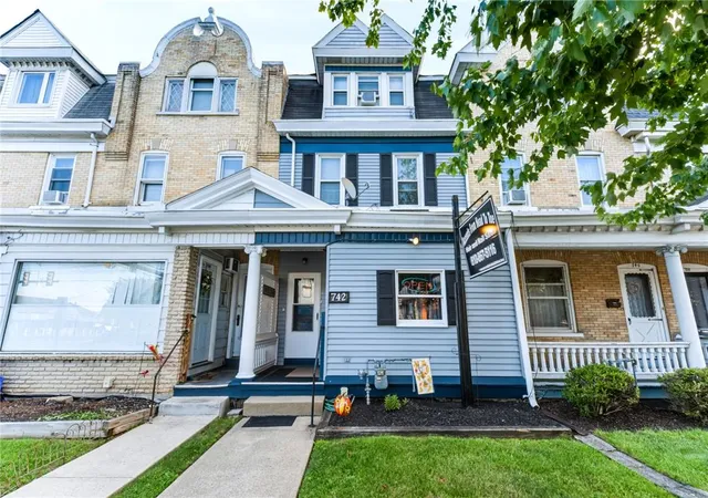 Townhouse for sale at 742 Linden St, Bethlehem, PA 18018 | MLS# 784831