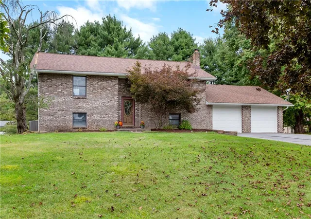 Photo 1 of Sale Pending at 1004 Tara View Dr, Stroudsburg, PA 18360 | MLS# 785101 | Listing updated on 2026-10-09