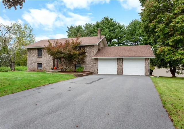 Photo 2 of Sale Pending at 1004 Tara View Dr, Stroudsburg, PA 18360 | MLS# 785101 | Listing updated on 2026-10-09