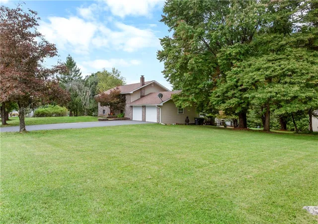 Photo 3 of Sale Pending at 1004 Tara View Dr, Stroudsburg, PA 18360 | MLS# 785101 | Listing updated on 2026-10-09