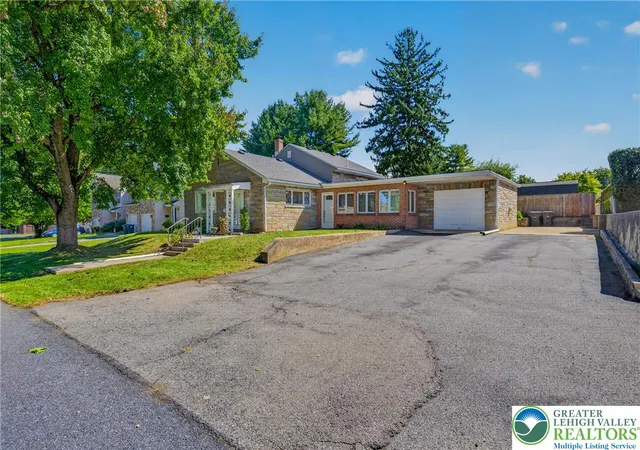 Photo 3 of Sale Pending at 1814 Ruth St, Allentown, PA 18104 | MLS# 785243 | Listing updated on 2026-09-29