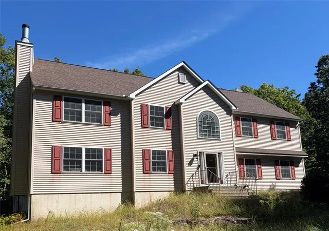 Photo 2 of Single family home for sale at 310 Lees Run Cir, East Stroudsburg, PA 18302 | MLS# 785216 | Listing updated on 2026-10-01