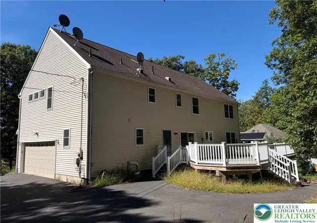 Photo 3 of Single family home for sale at 310 Lees Run Cir, East Stroudsburg, PA 18302 | MLS# 785216 | Listing updated on 2026-10-01