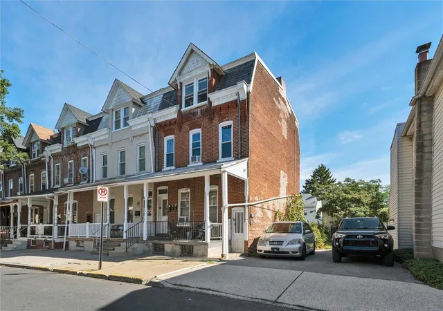 Photo 2 of Townhouse for sale at 117 N Franklin St, Allentown, PA 18102 | MLS# 785345 | Listing updated on 2026-10-06