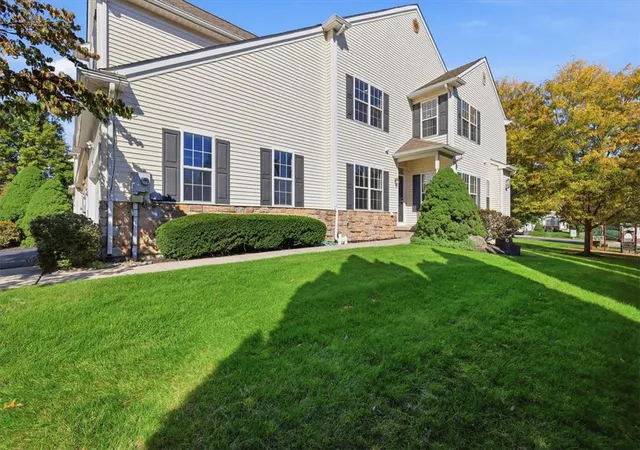 Photo 3 of Townhouse for sale at 37 Cobblestone Dr, Palmer Twp, PA 18045 | MLS# 785802 | Listing updated on 2026-10-09