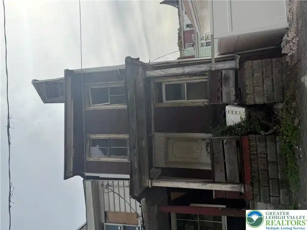 Townhouse for sale at 418 E Railroad St, Mahanoy City, PA 17948 | MLS# 786230