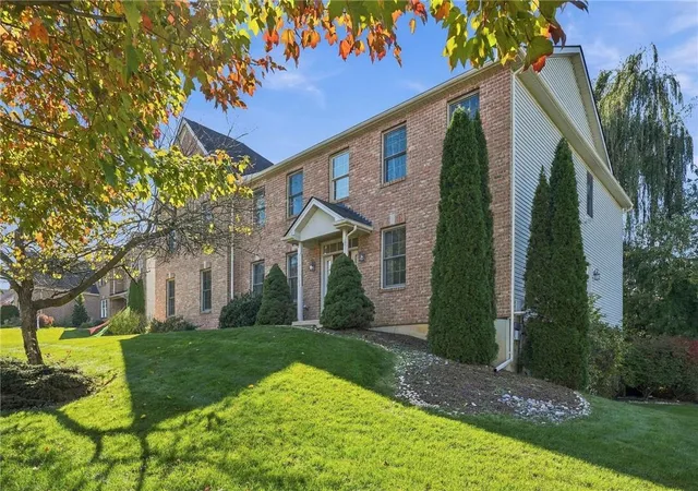 Photo 3 of Single family home for sale at 266 Richard Dr, Allentown, PA 18104 | MLS# 786936 | Listing updated on 2026-10-30