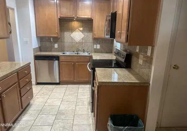 Photo 3 of Single family home for sale at 975 Stewart St, Reno, NV 89502 | MLS# 250053949 | Listing updated on 2025-08-01
