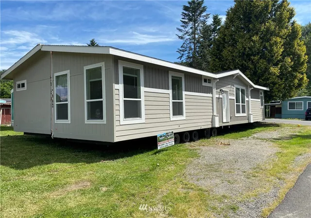 Photo 1 of Manufactured Mobile Home at 1720 Maple Ln #33, Kent, WA 98030 | MLS# NWM1634917 | | Sold on 2021-04-07