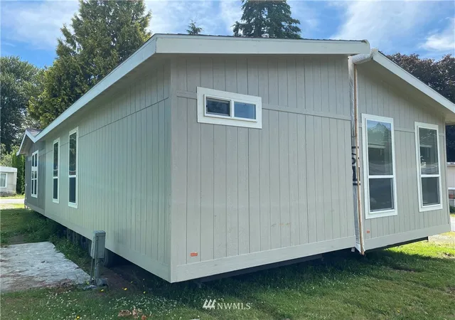 Photo 2 of Manufactured Mobile Home at 1720 Maple Ln #33, Kent, WA 98030 | MLS# NWM1634917 | | Sold on 2021-04-07