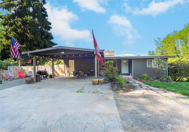 Photo 3 of Sale Pending at 305 Ne Waaga Way, Bremerton, WA 98311 | MLS# NWM2136903 | Listing updated on 2026-09-25