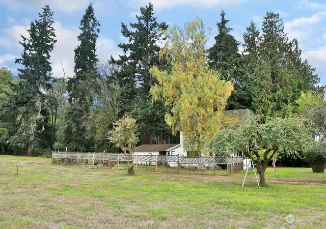 Photo 3 of Sale Pending at 321 Edgecliff Dr, Langley, WA 98260 | MLS# NWM2166507 | Listing updated on 2026-08-10