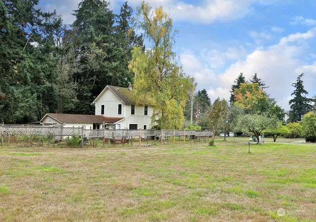 Photo 4 of Sale Pending at 321 Edgecliff Dr, Langley, WA 98260 | MLS# NWM2166507 | Listing updated on 2026-08-10