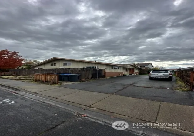 Photo 4 of Sale Pending at 1808 Evergreen St, Walla Walla, WA 99362 | MLS# NWM2177918 | Listing updated on 2026-09-25