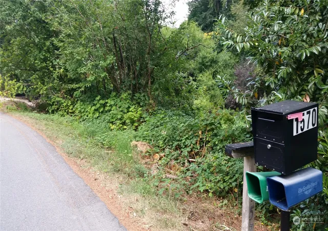 Photo 3 of Sale Pending at 1560 Sycamore Dr Se, Issaquah, WA 98027 | MLS# NWM2185174 | Listing updated on 2026-06-16