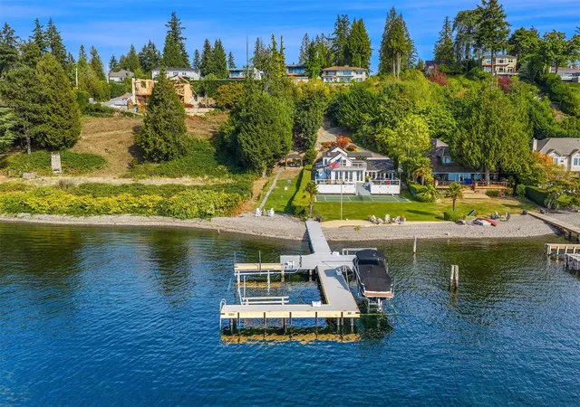 Photo 3 of Mansion for sale at 3263 Evergreen Point Rd, Medina, WA 98039 | MLS# NWM2271305 | Listing updated on 2026-09-29