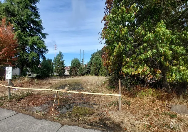 Photo 3 of Sale Pending at 2636 N Narrows Dr, Tacoma, WA 98406 | MLS# NWM2289048 | Listing updated on 2026-06-16