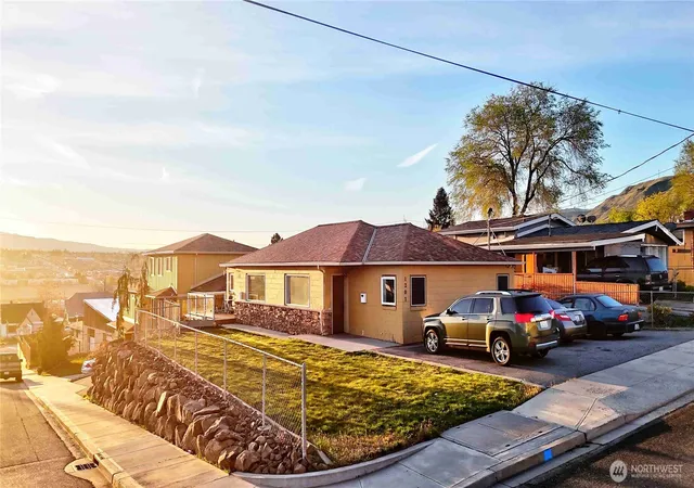 Condo for sale at 1201 Monitor Ave, Wenatchee, WA 98801 | MLS# NWM2317063