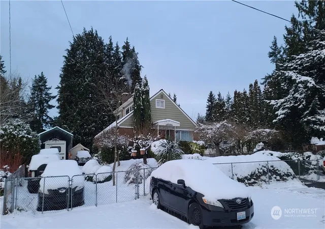 Photo 2 of Single family home for sale at 522 Ne 127th Street, Seattle, WA 98125 | MLS# NWM2327308 | Listing updated on 2026-09-30