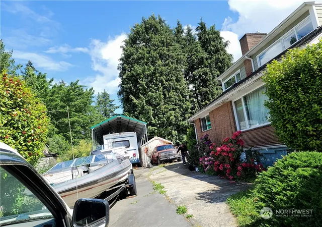 Photo 3 of Single family home for sale at 522 Ne 127th Street, Seattle, WA 98125 | MLS# NWM2327308 | Listing updated on 2026-09-30