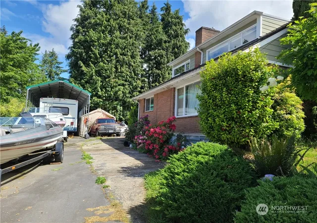 Photo 3 of Single family home for sale at 522 NE 127th Street, Seattle, WA 98125 | MLS# NWM2327308 | Listing updated on 2026-09-30