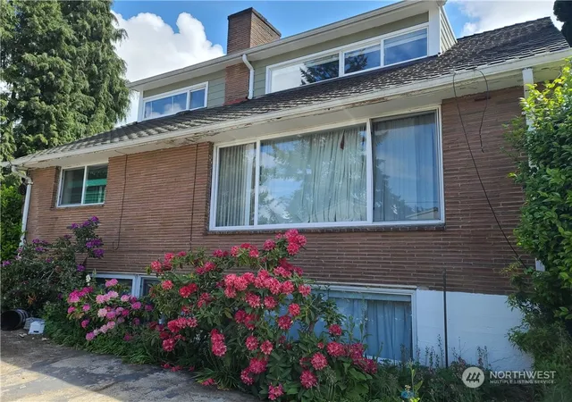 Photo 4 of Single family home for sale at 522 NE 127th Street, Seattle, WA 98125 | MLS# NWM2327308 | Listing updated on 2026-09-30